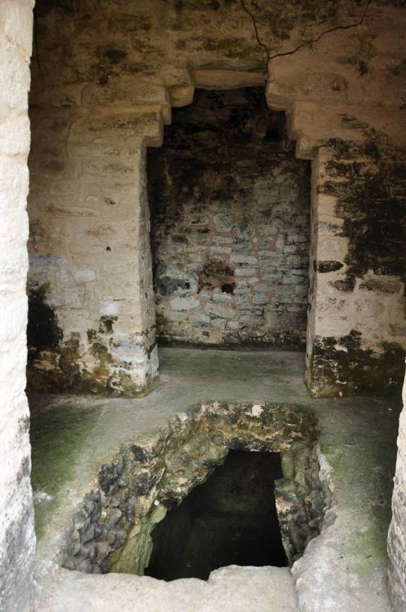 Um dos túmulos encontrados por arqueólogos nas ruínas mayas de Caracol, em Belize, quase na fronteira com a Guatemala